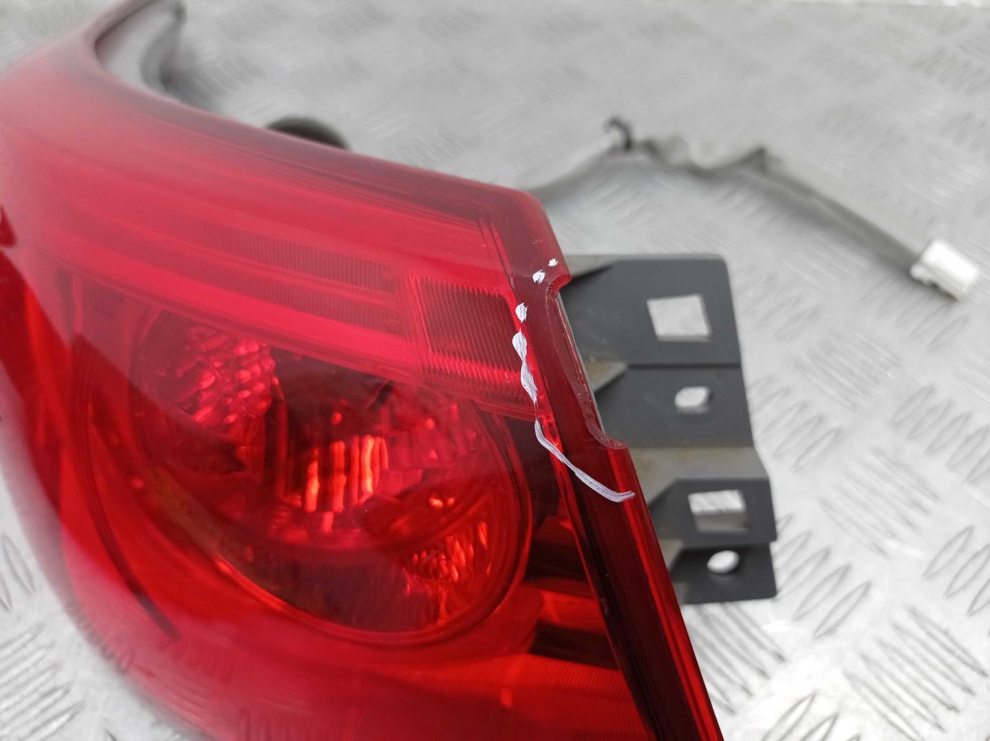 Фонарь задний наружный левый