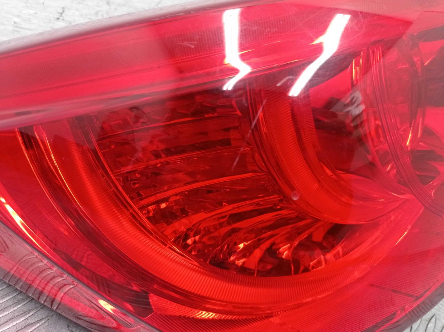 Фонарь задний наружный левый