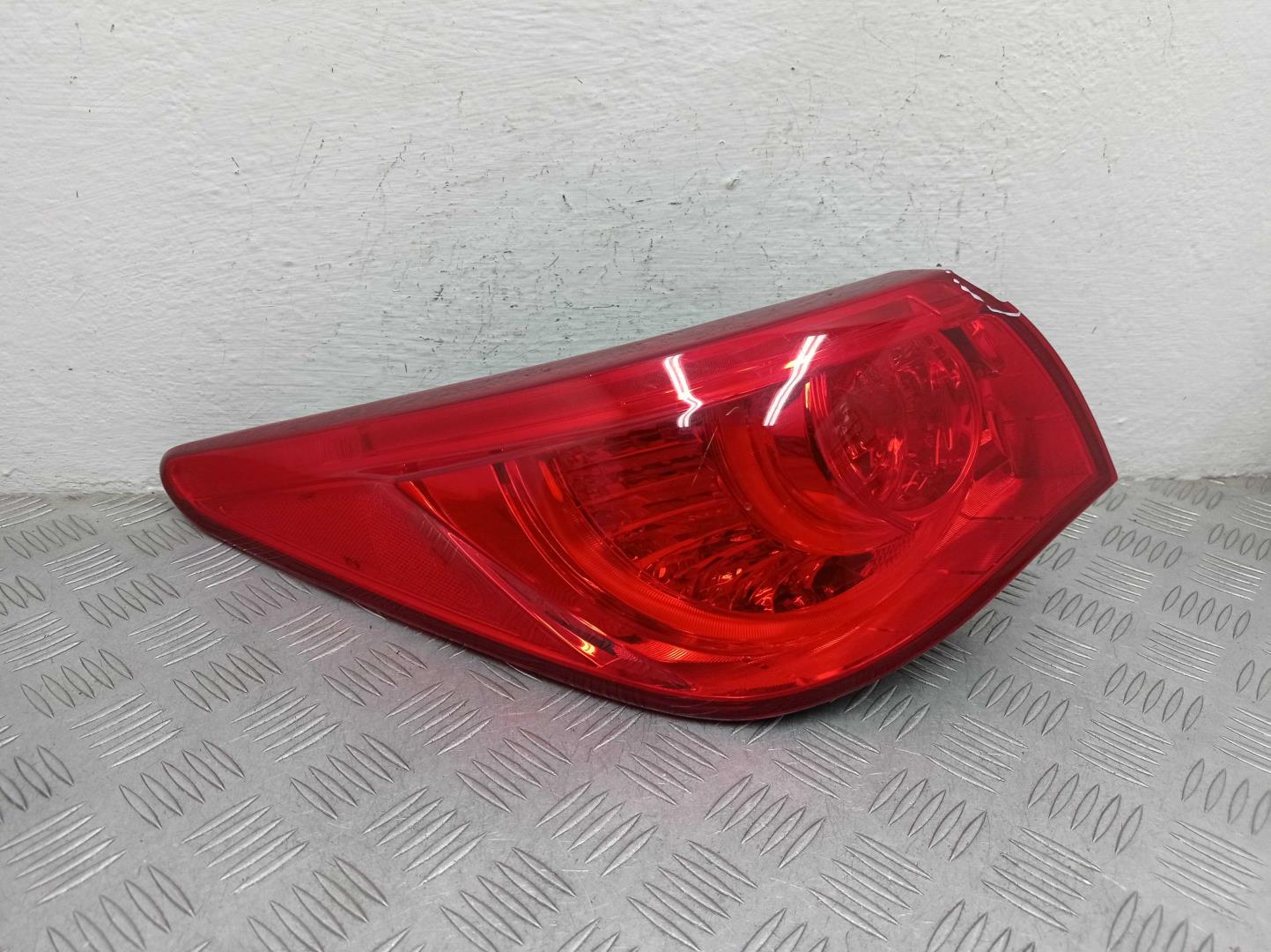 Фонарь задний наружный левый