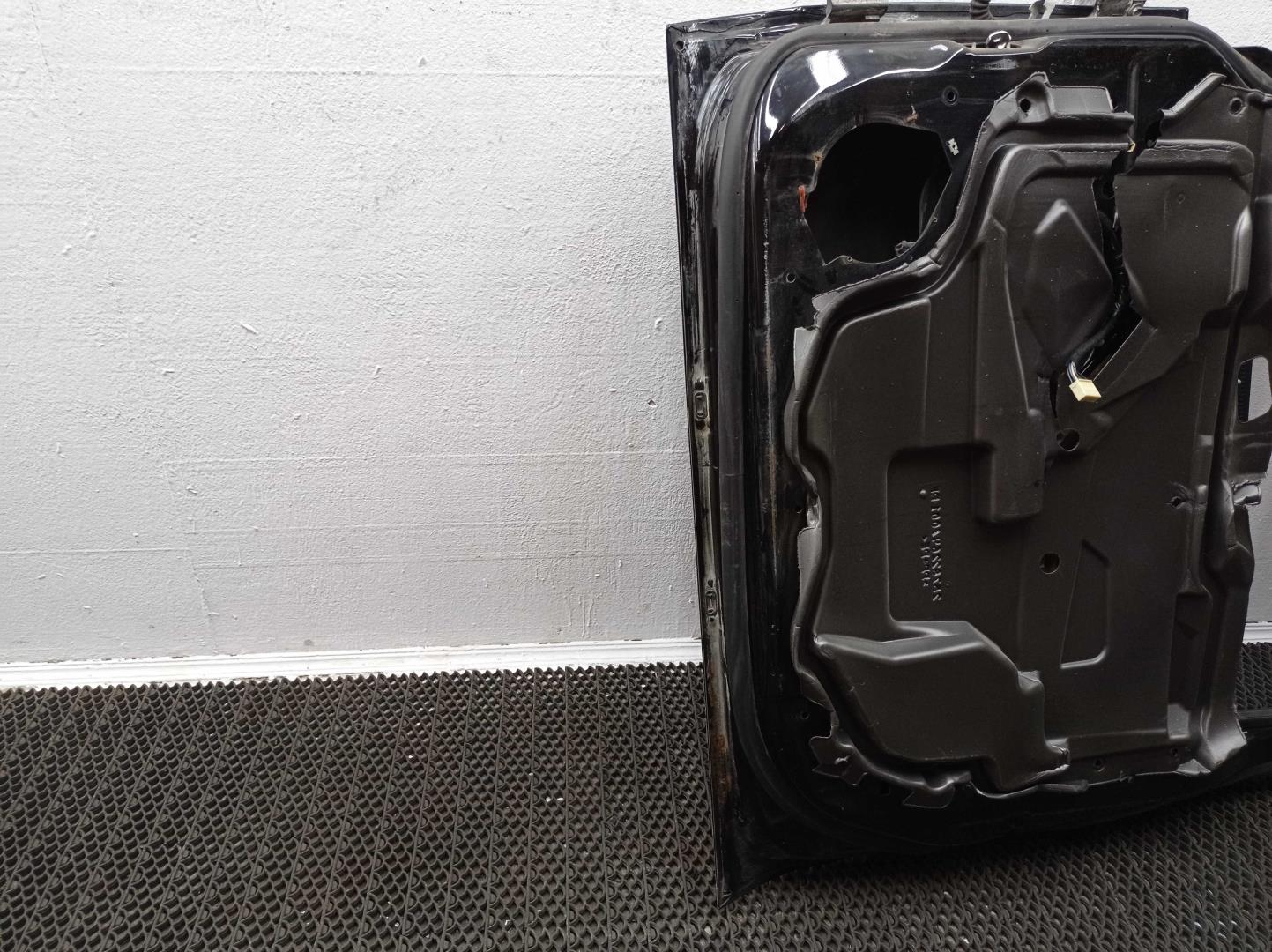 Петля двери передней