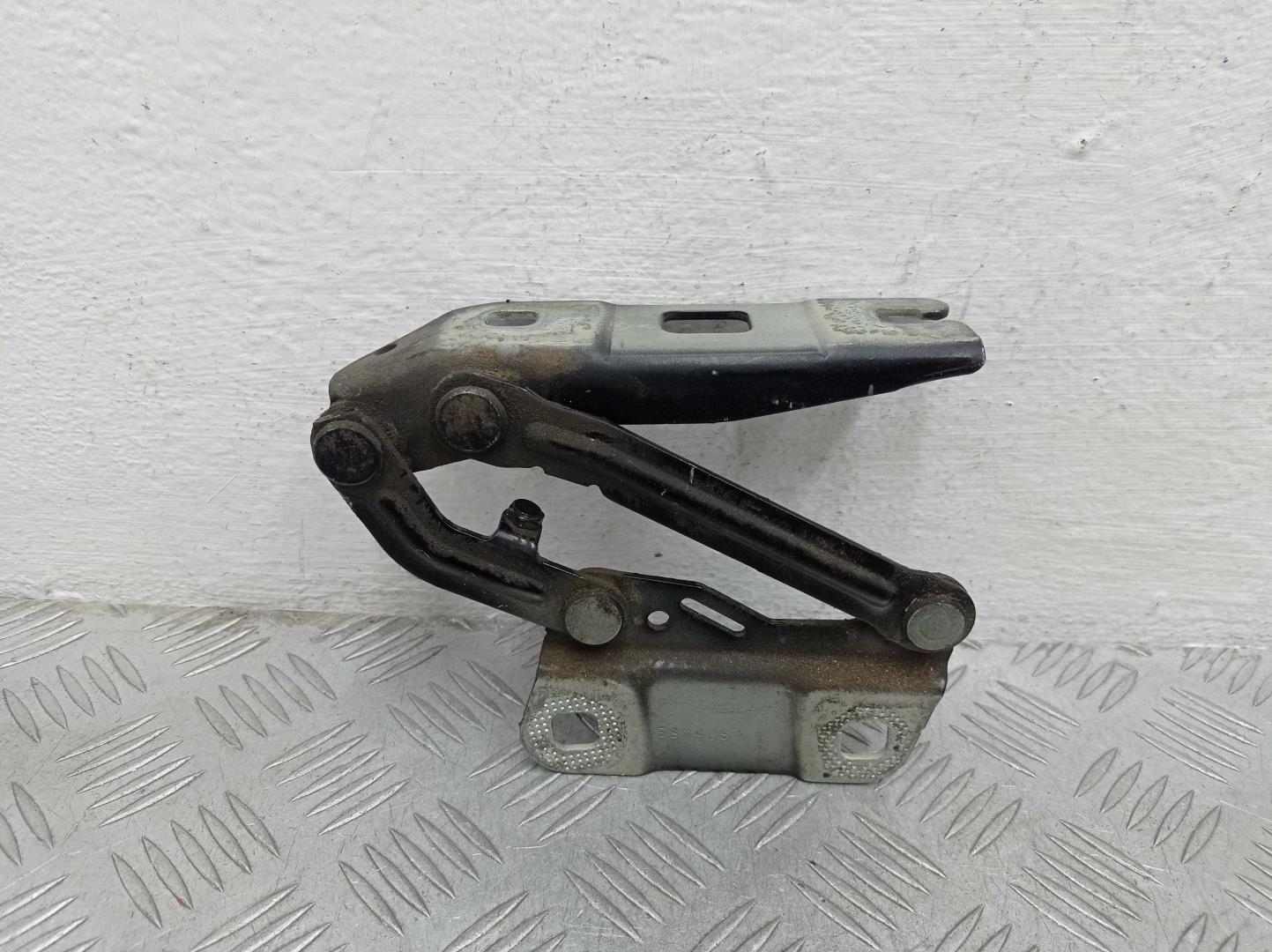 Петля капота правая