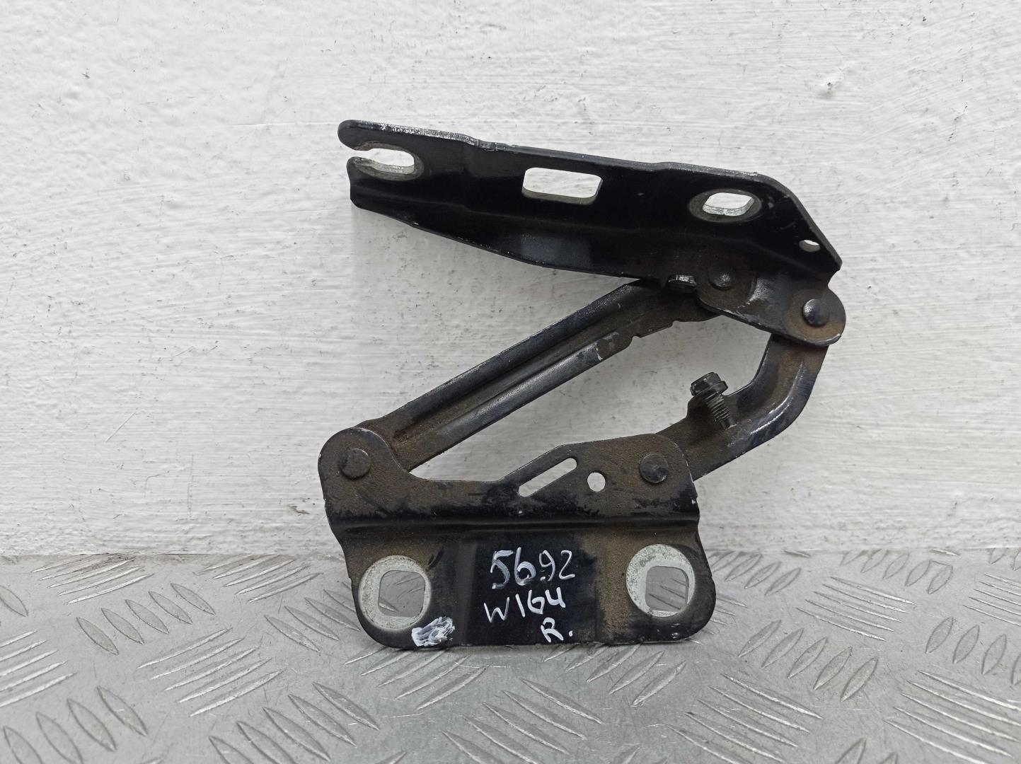 Петля капота правая