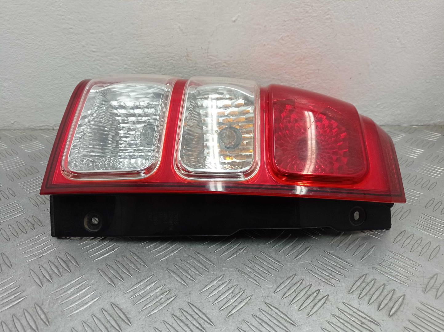 Фонарь задний наружный левый