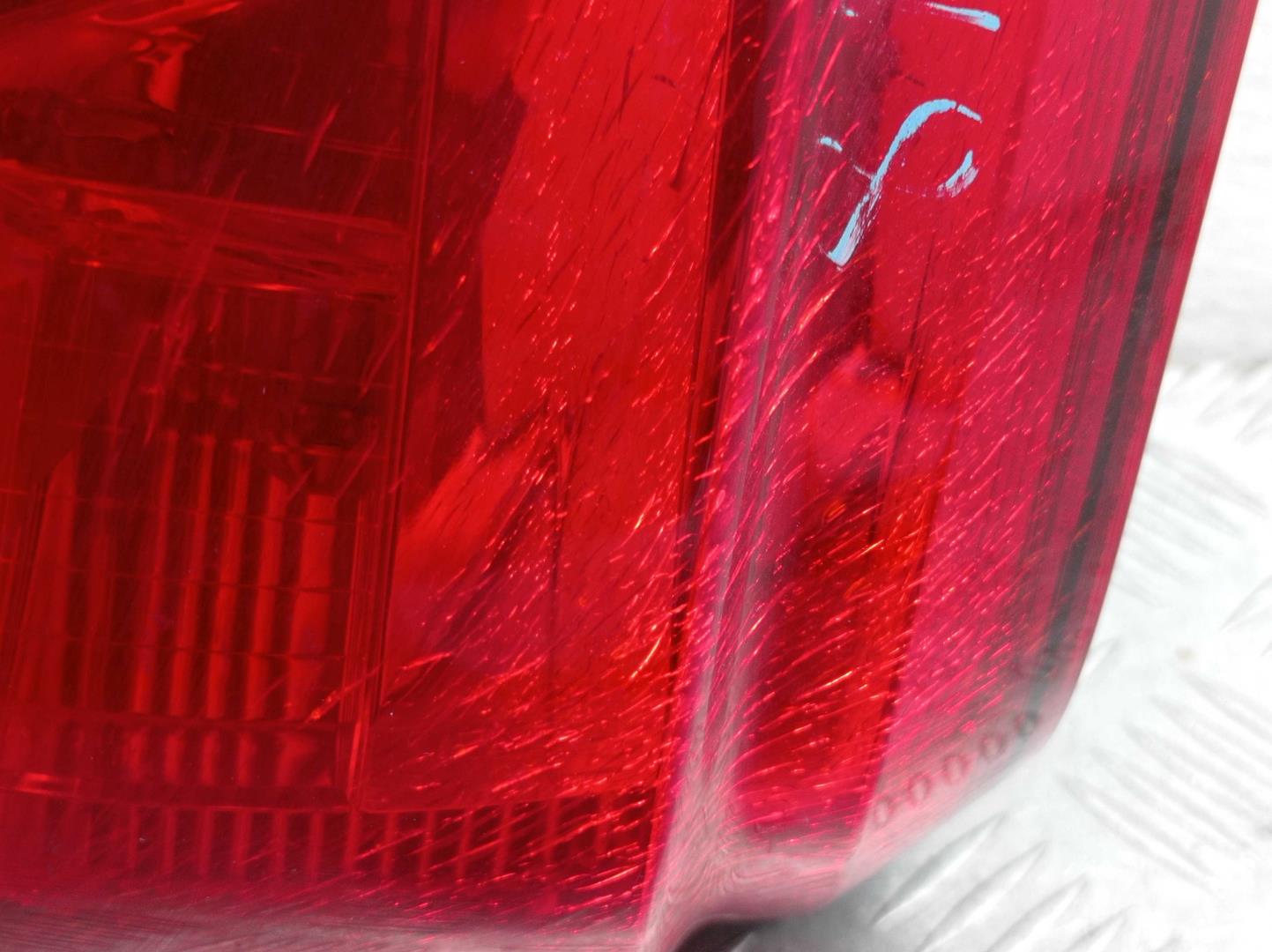 Фонарь задний наружный левый