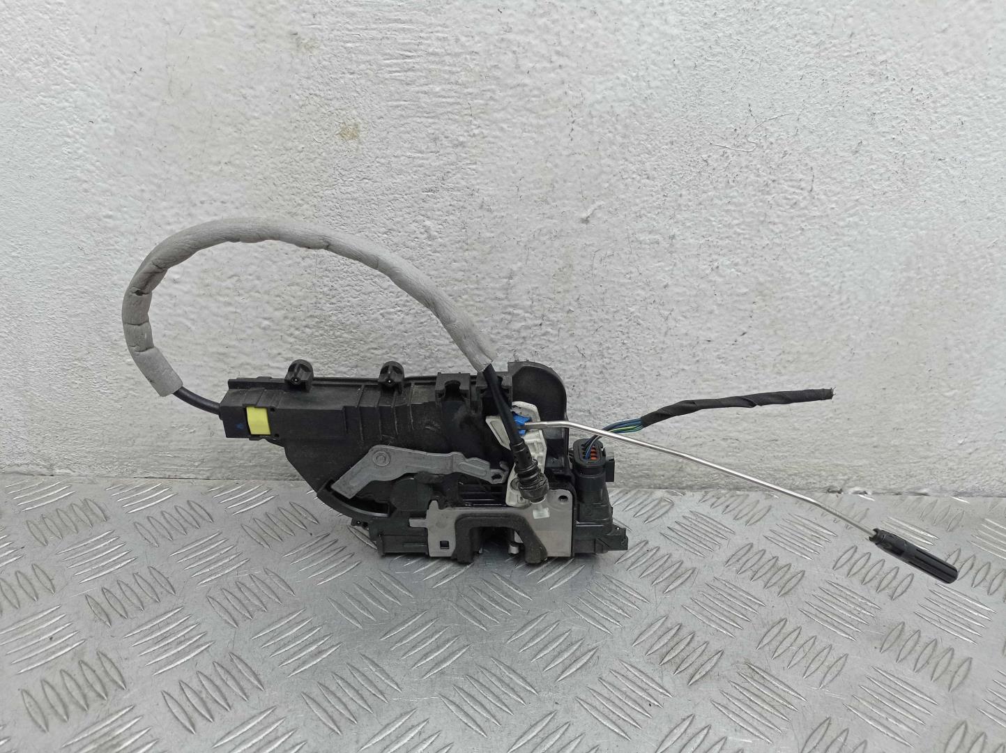 Замок двери передней правой