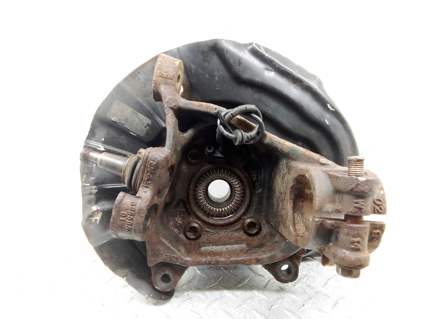 Кулак поворотный передний правый