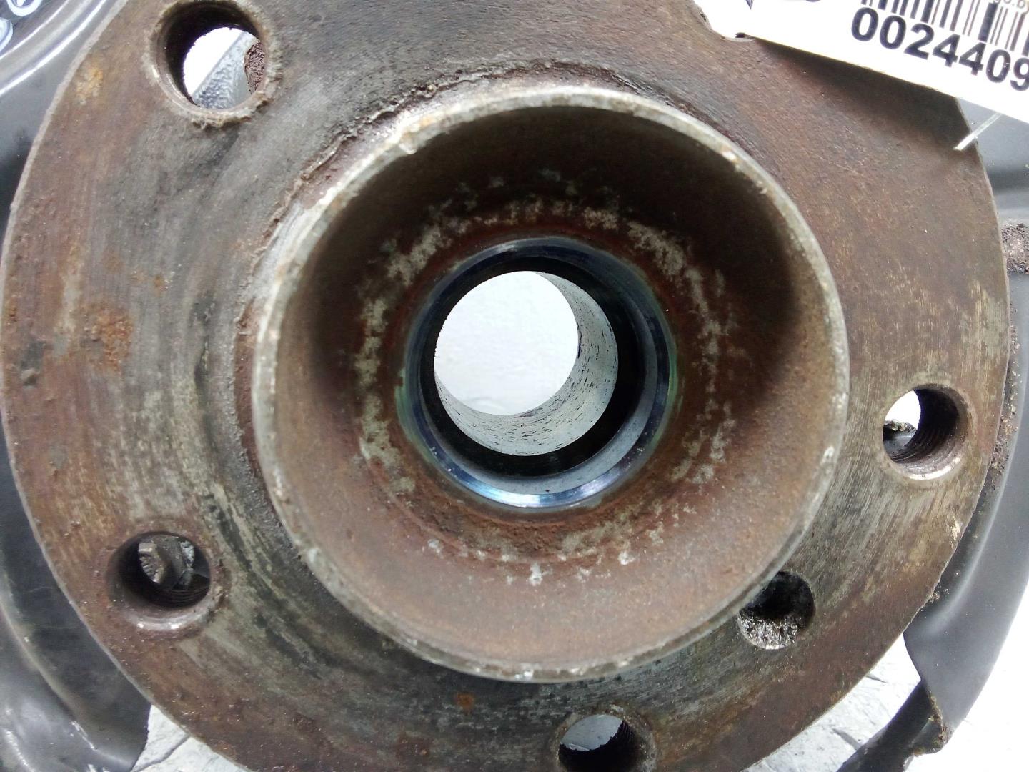 Кулак поворотный передний правый