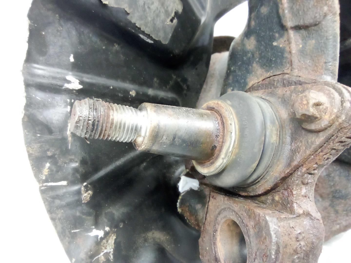 Кулак поворотный передний правый