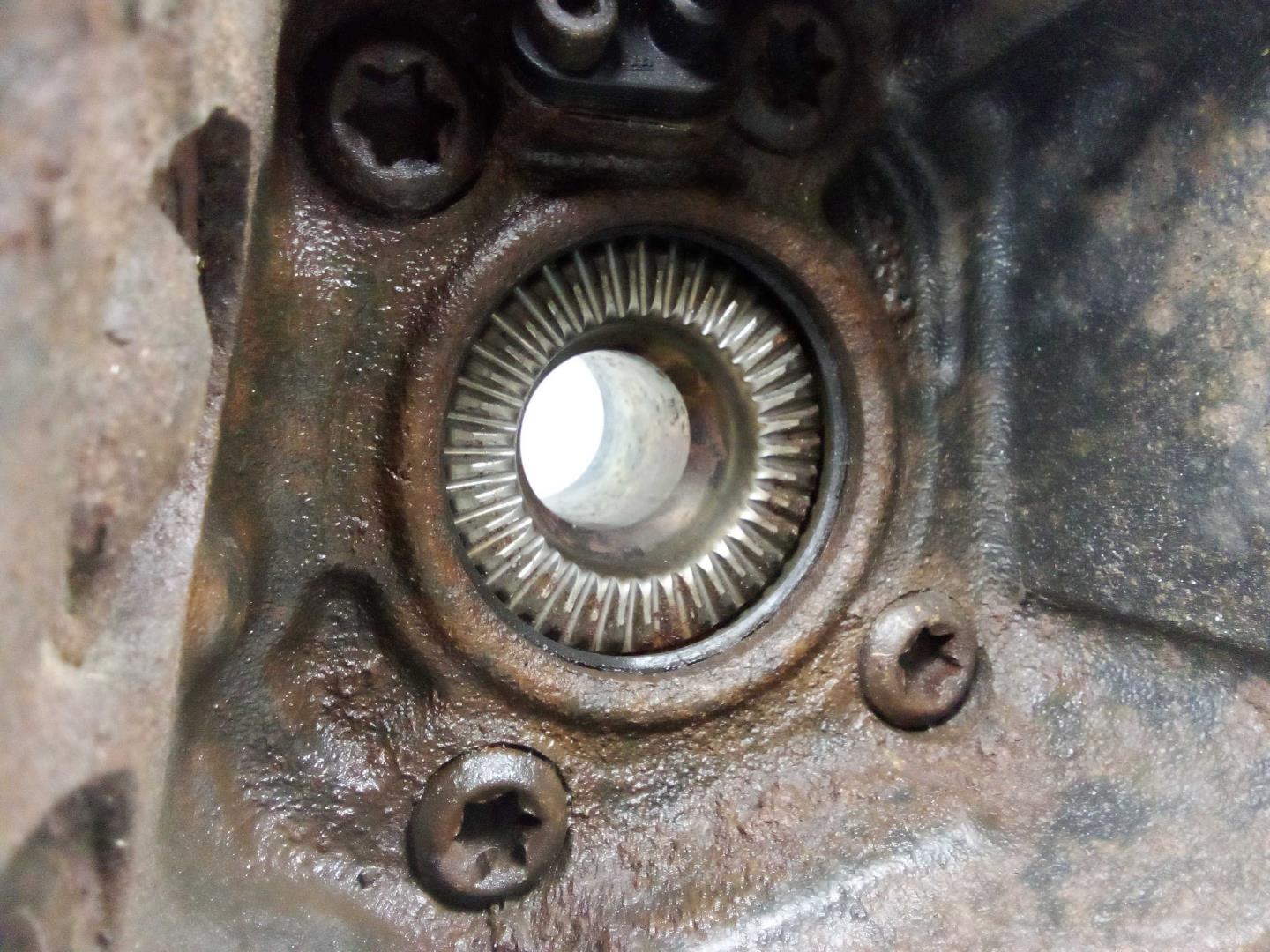 Кулак поворотный передний правый