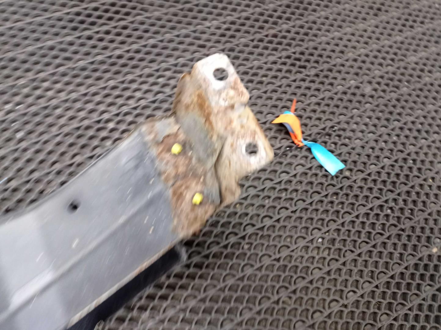 Крыло переднее правое