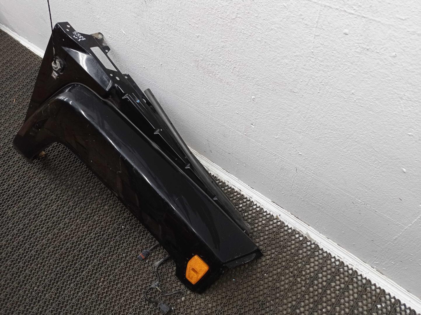 Крыло переднее правое