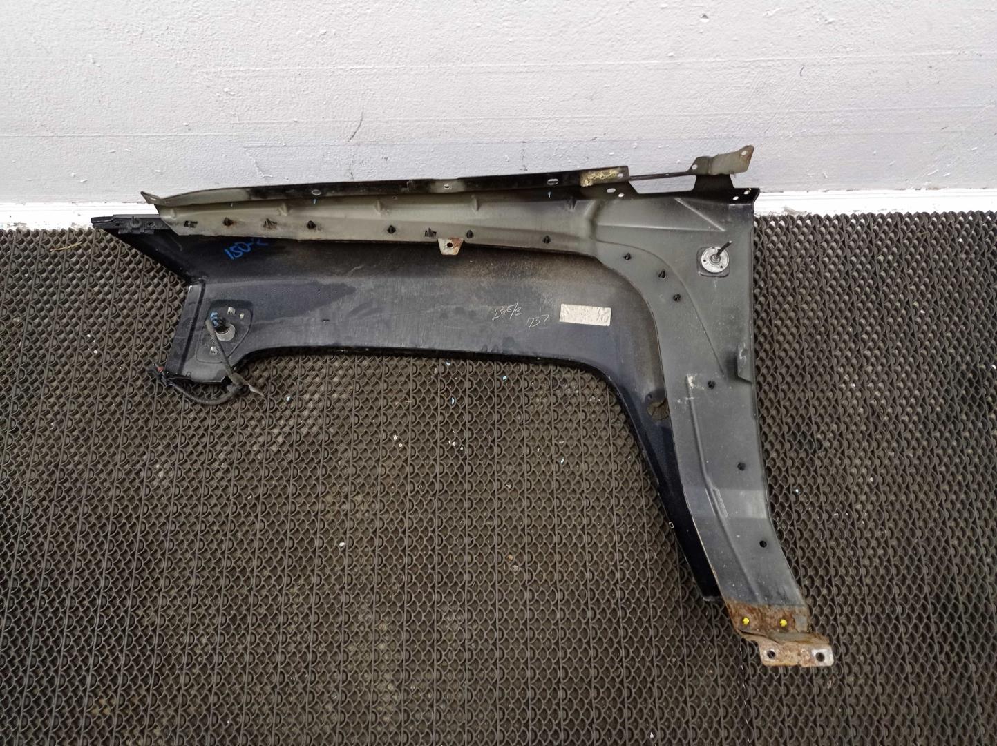 Накладка переднего крыла правого