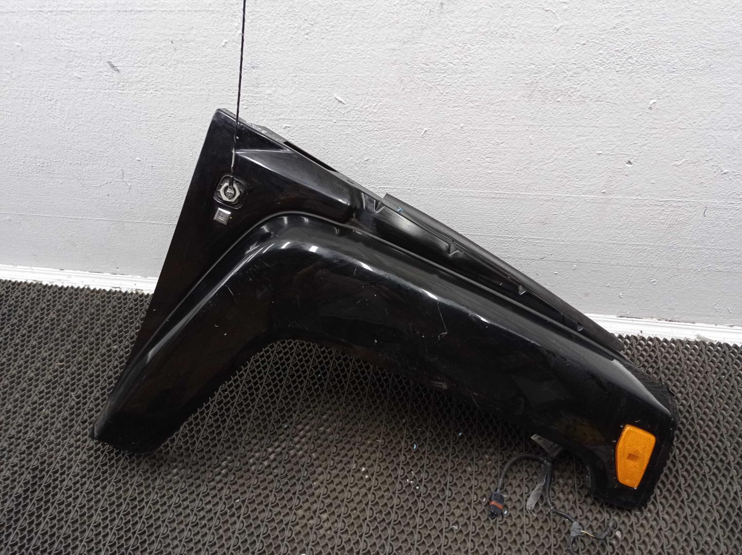 Накладка переднего крыла правого