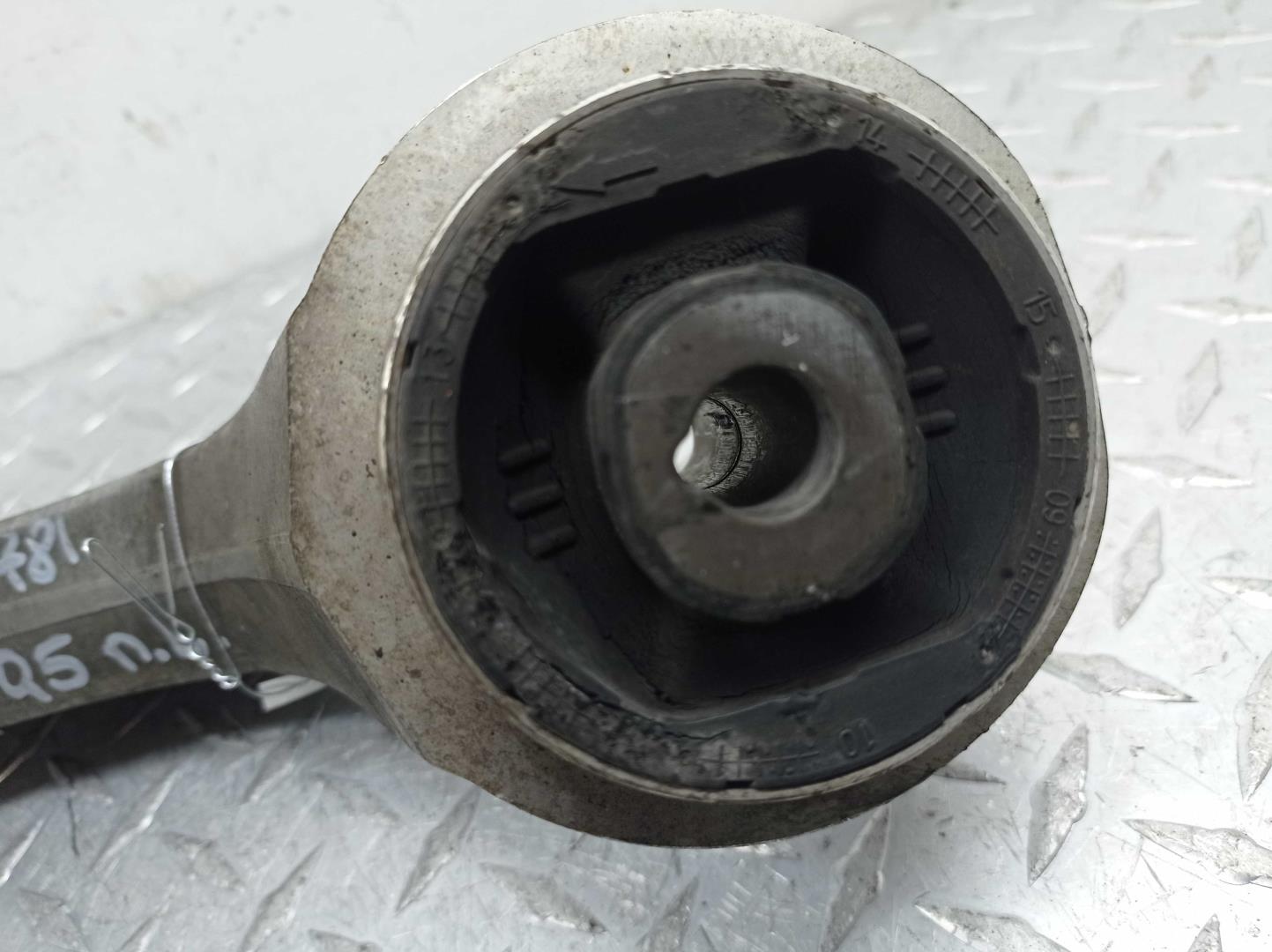 Рычаг передний нижний левый