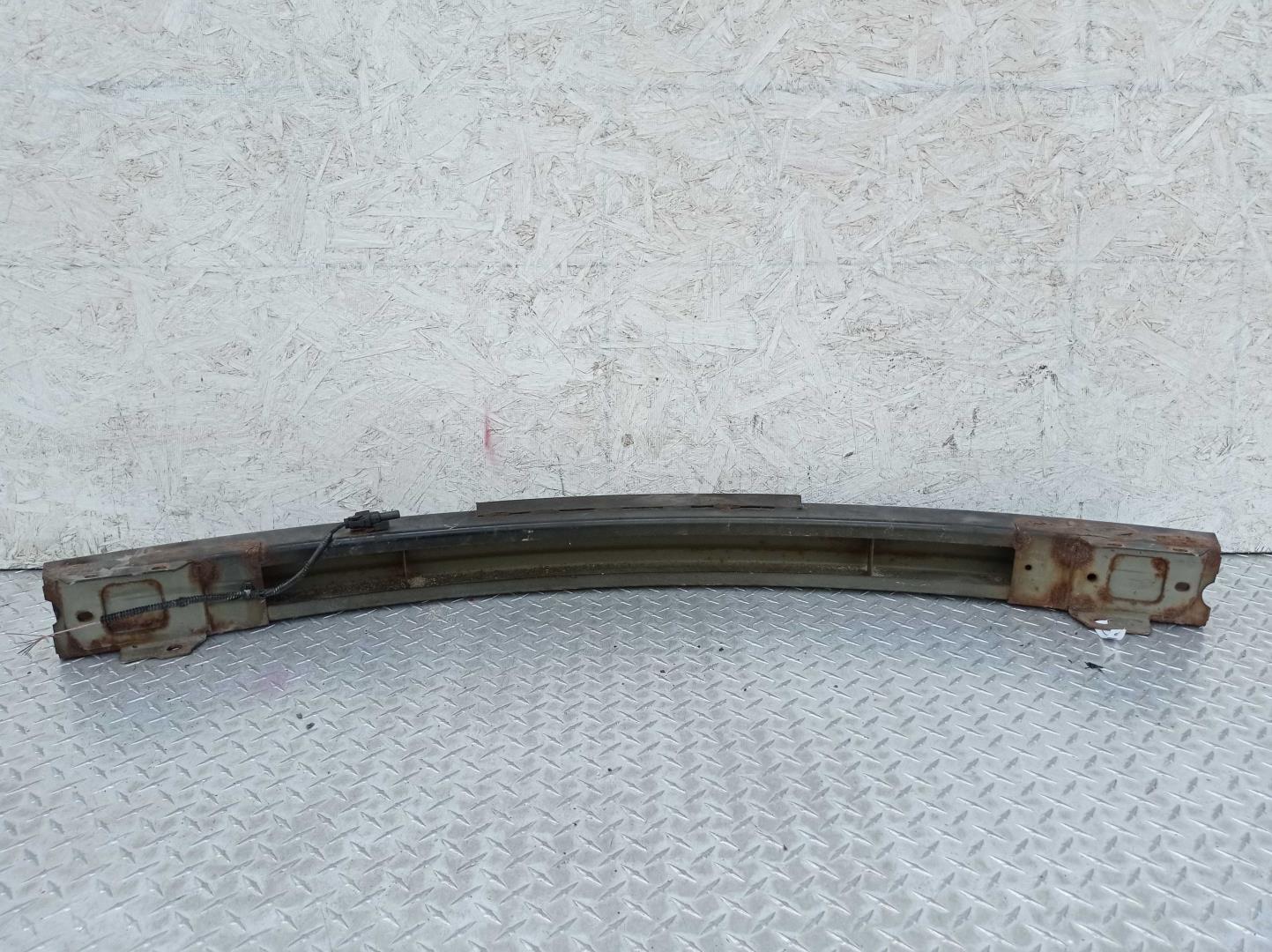 Усилитель переднего бампера