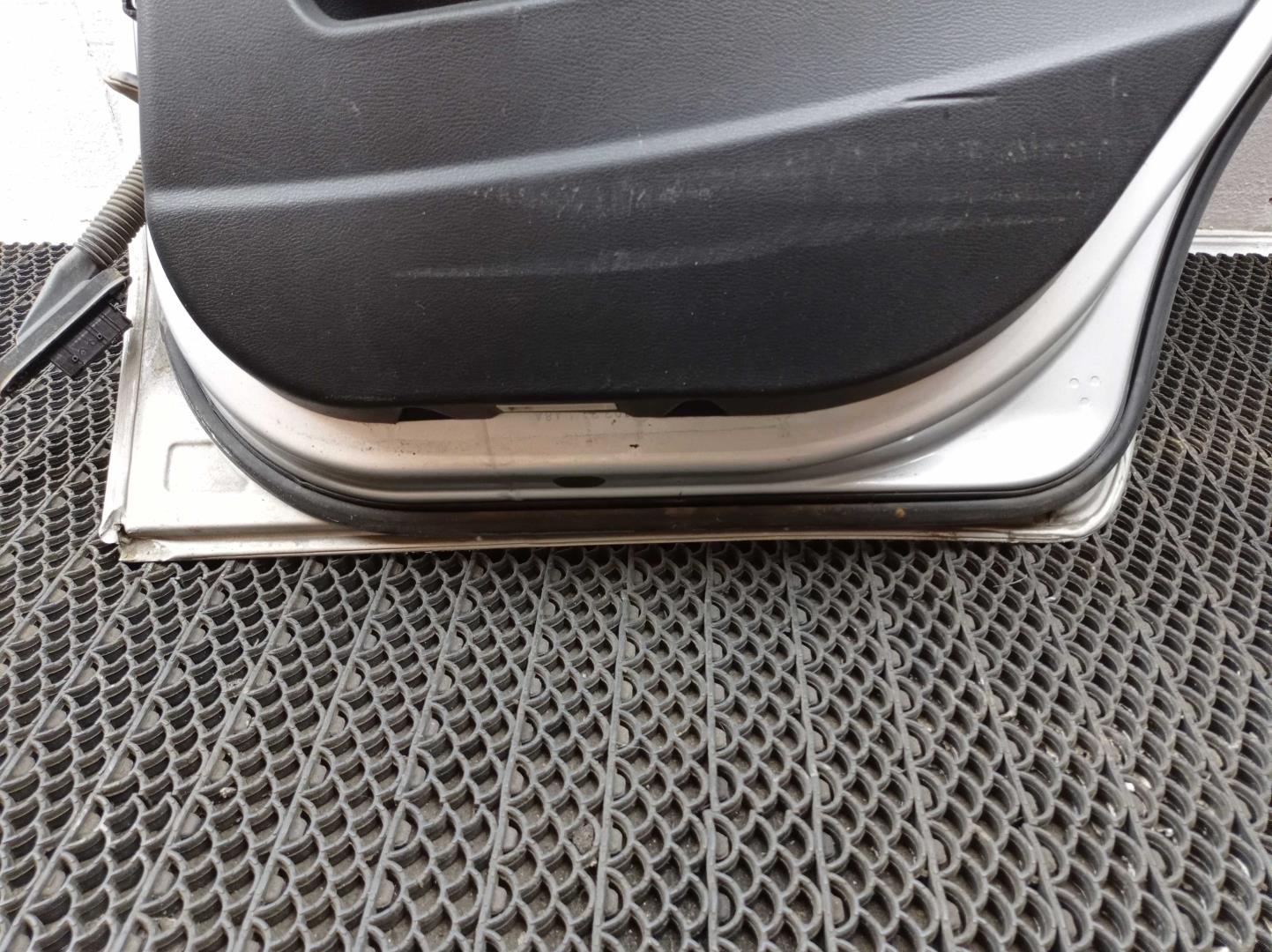 Стекло двери задней правой