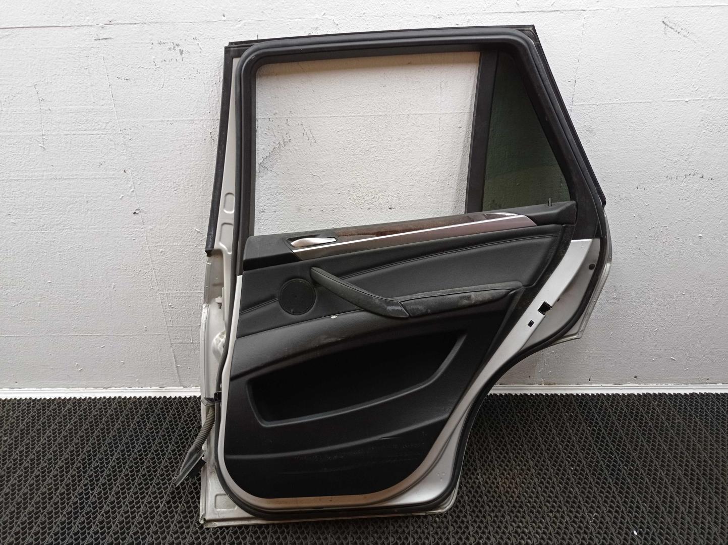 Стекло двери задней правой