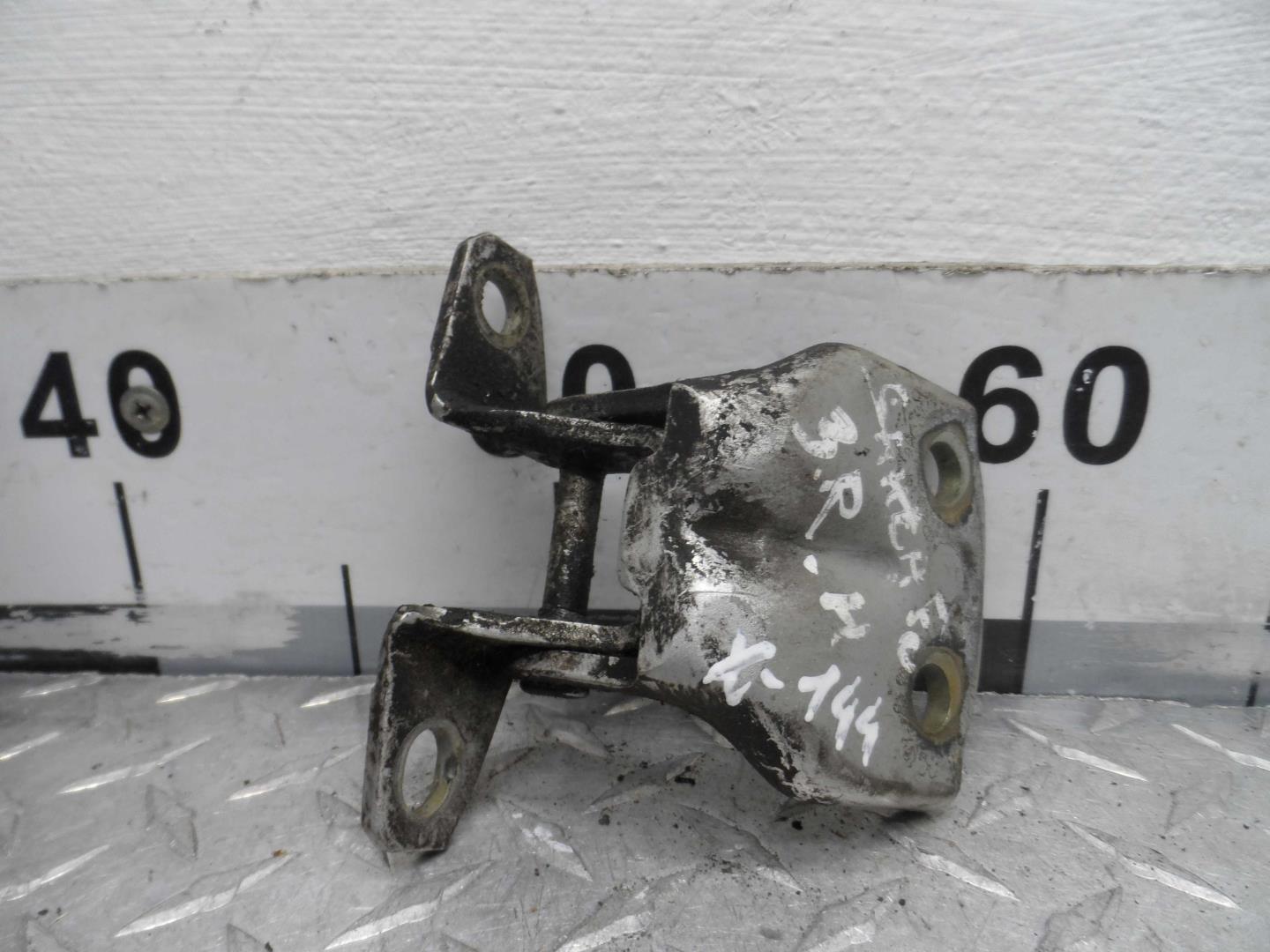 Петля двери