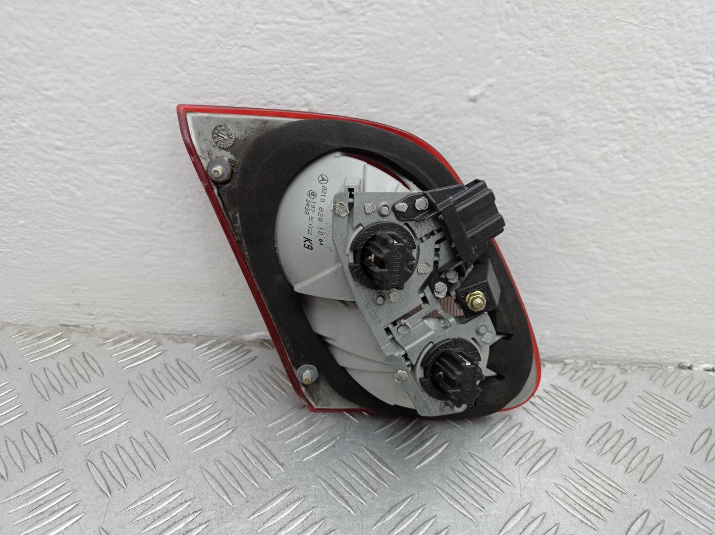 Фонарь задний внутренний правый