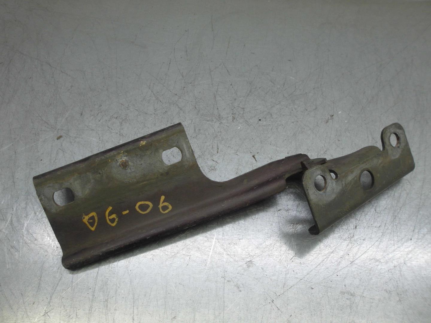 Петля капота левая