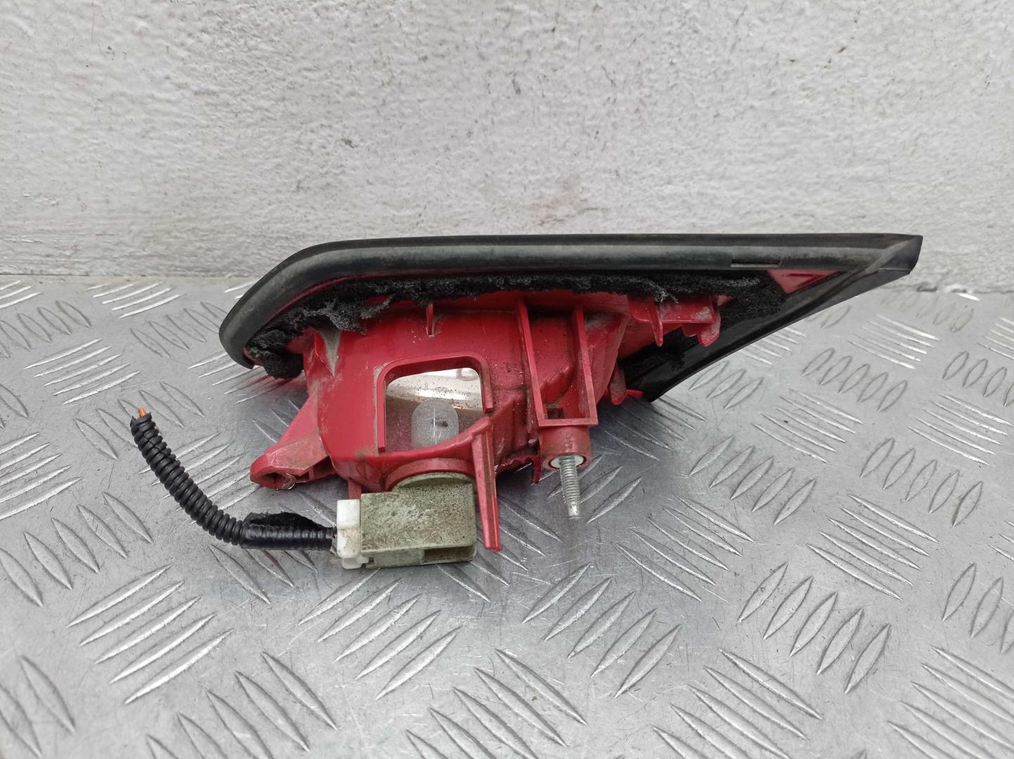 Фонарь задний внутренний левый