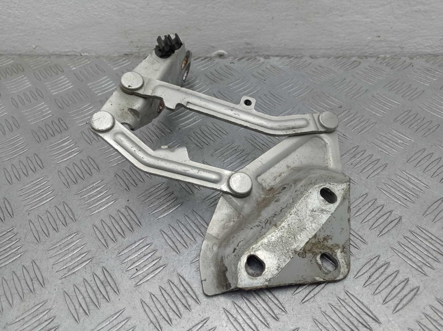 Петля капота правая