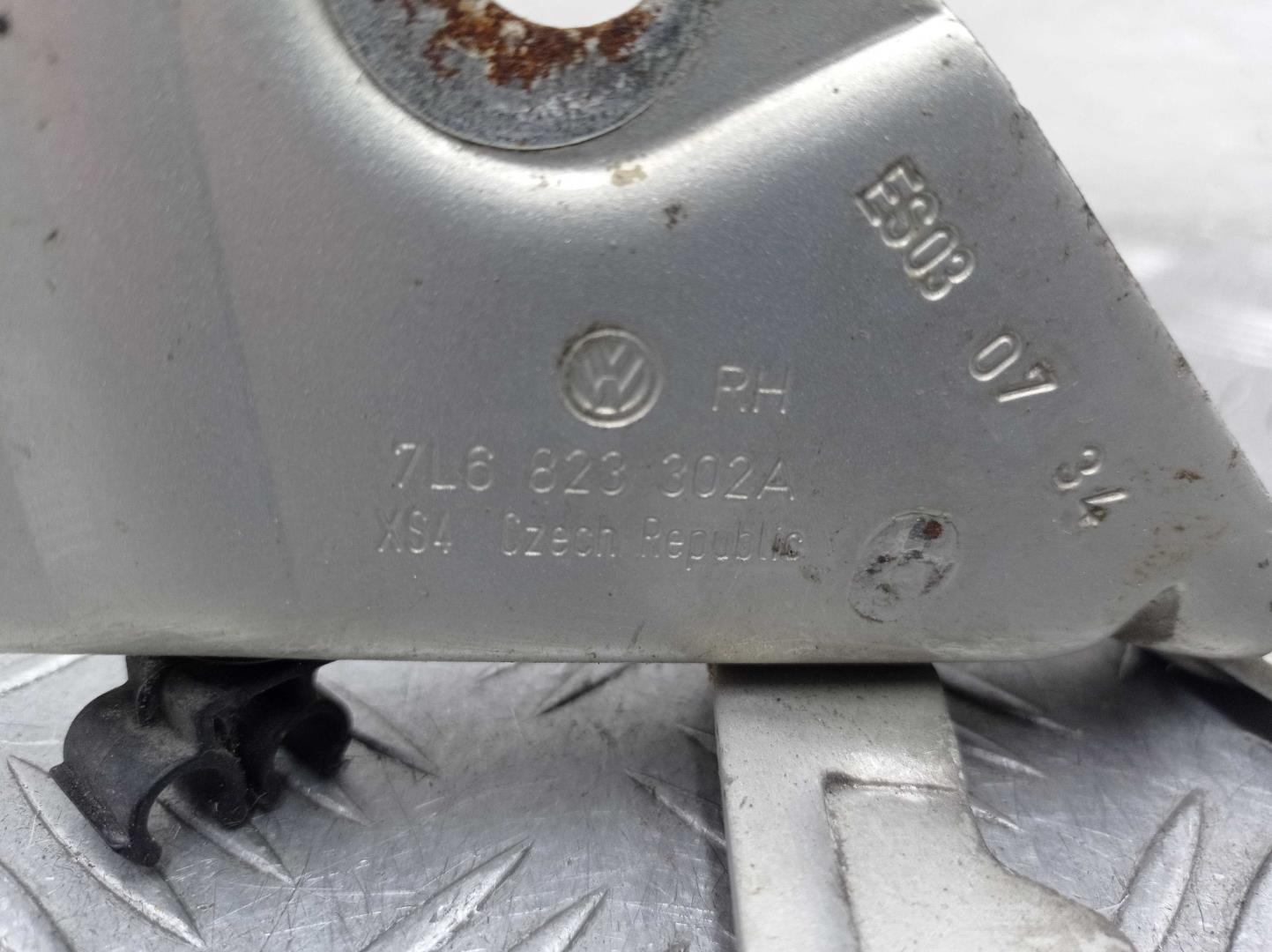 Петля капота правая