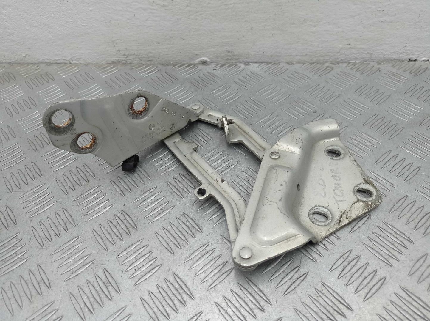 Петля капота правая