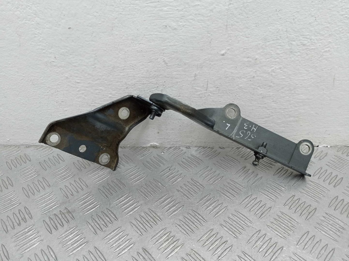 Петля капота левая