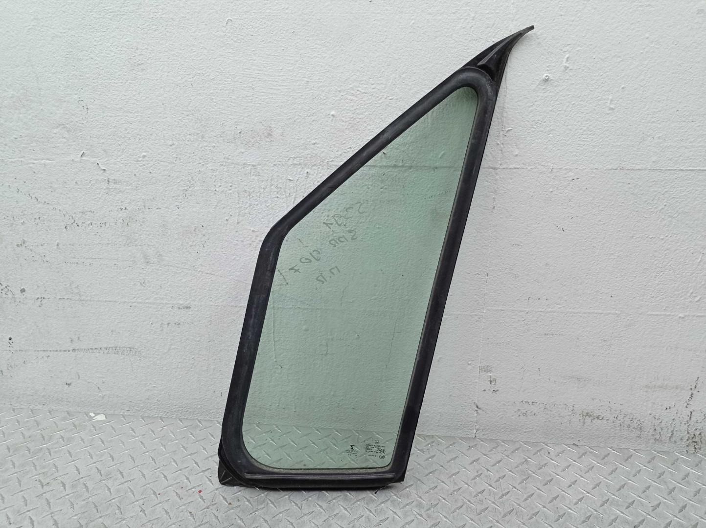 Стекло двери передней правой