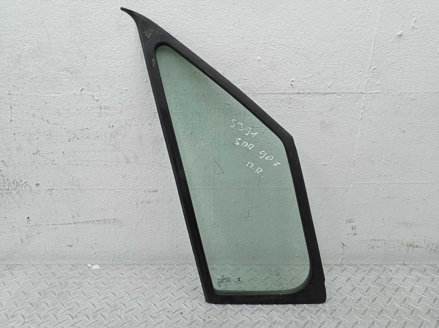 Стекло двери передней правой