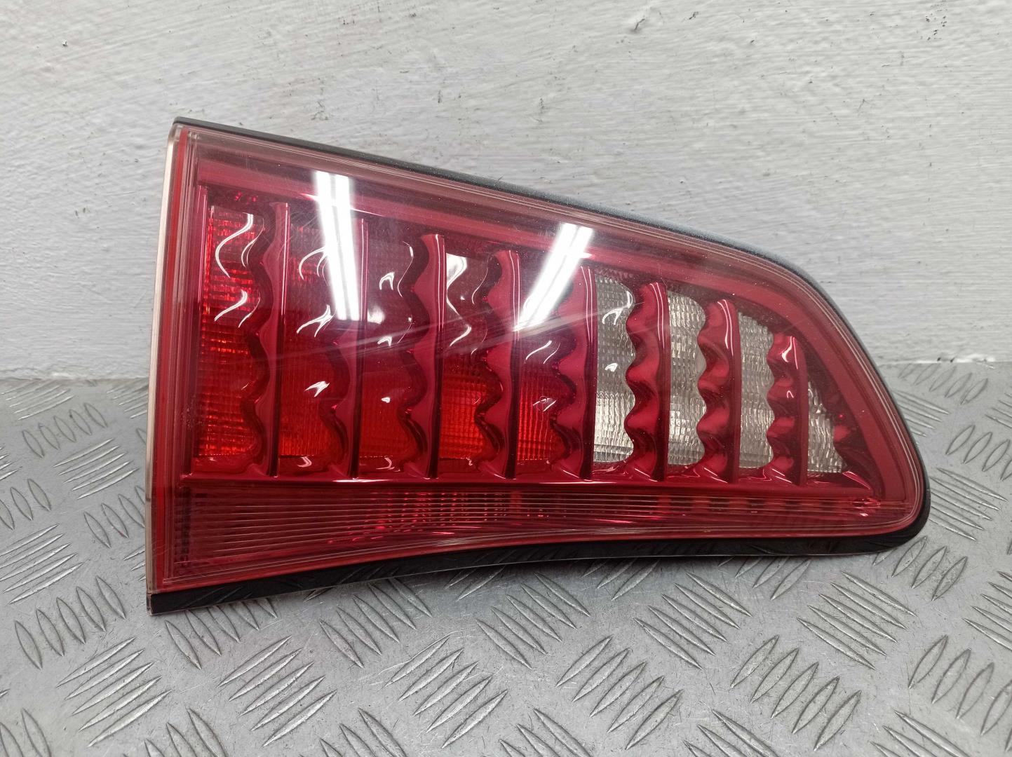 Фонарь задний внутренний левый