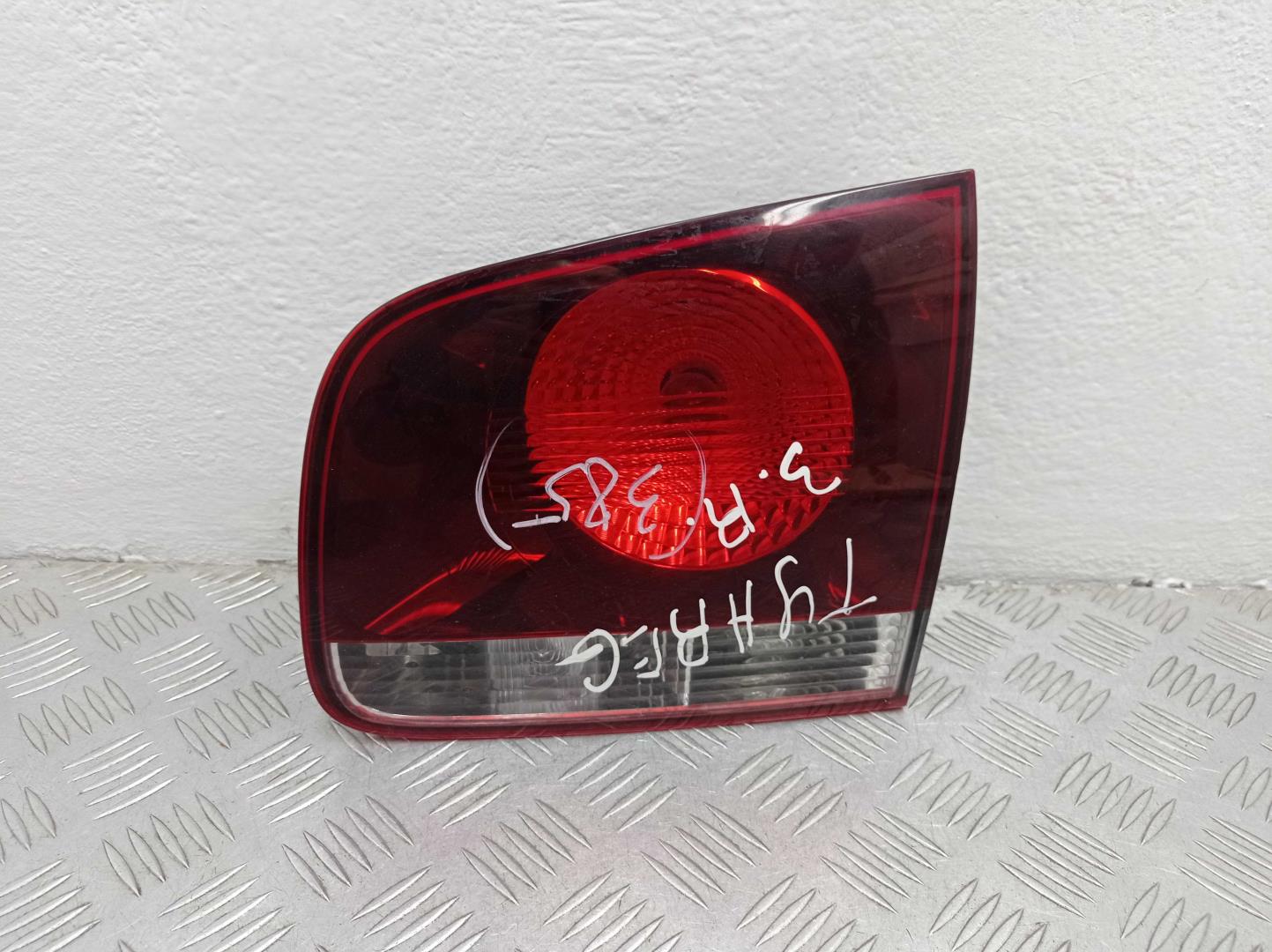 Фонарь задний внутренний правый