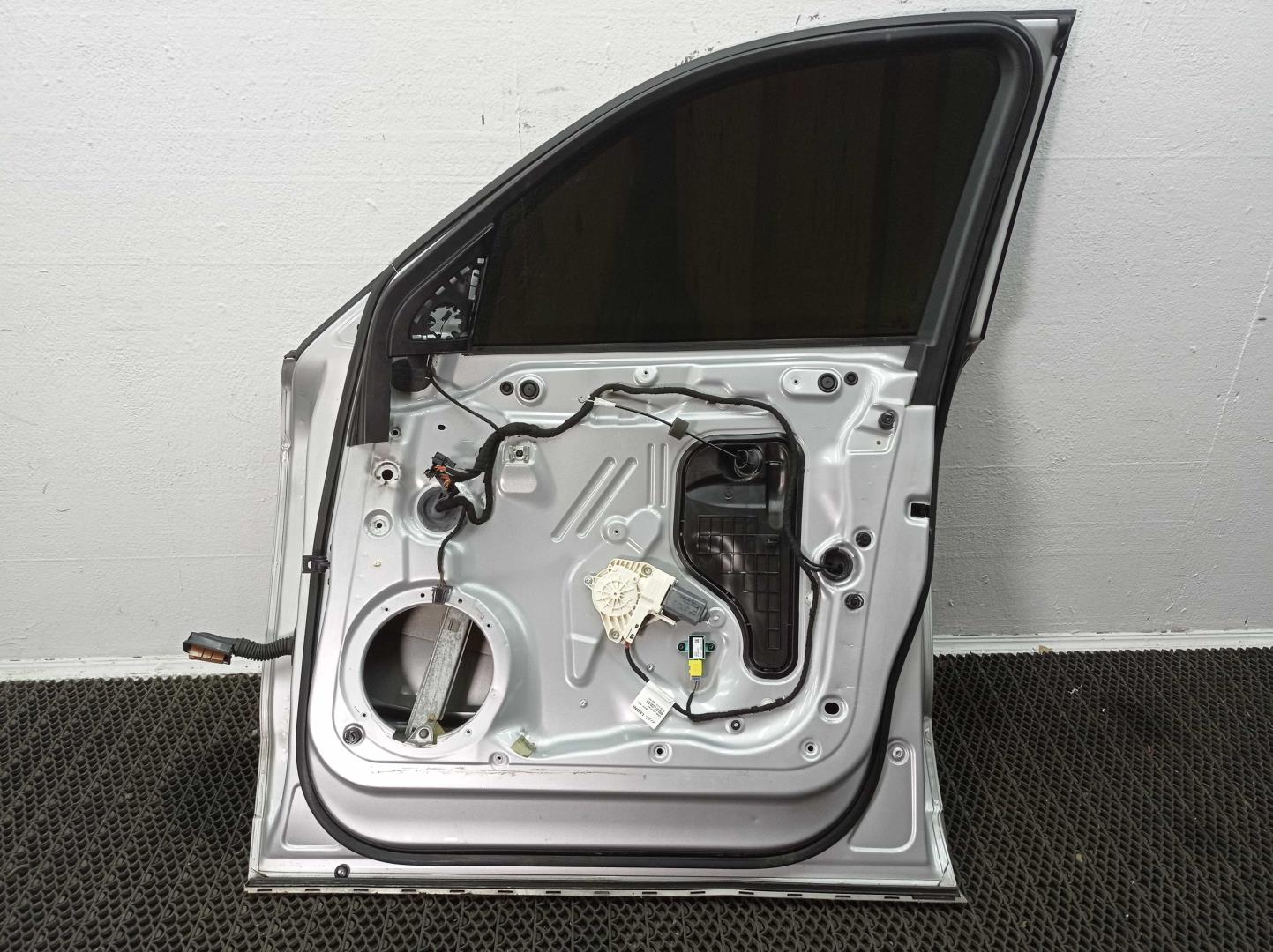 Стекло двери передней правой