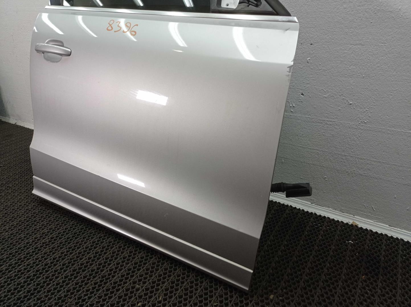 Стекло двери передней правой