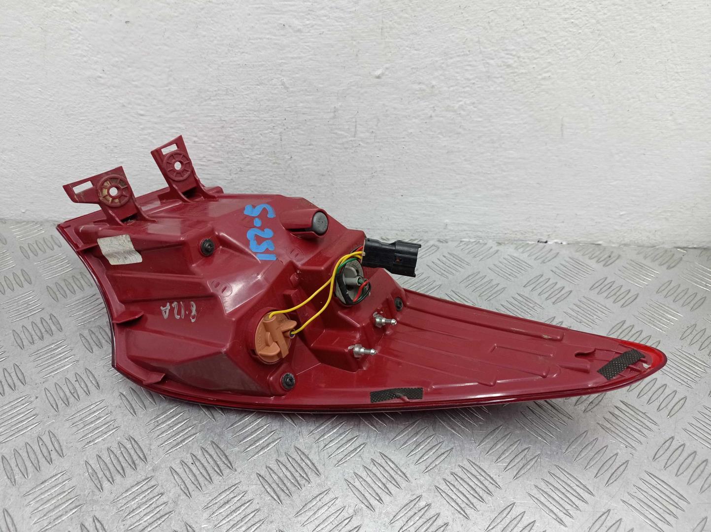 Фонарь задний наружный левый