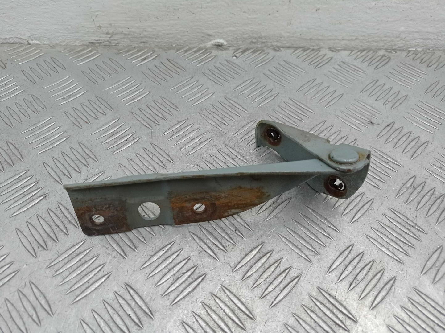 Петля капота правая