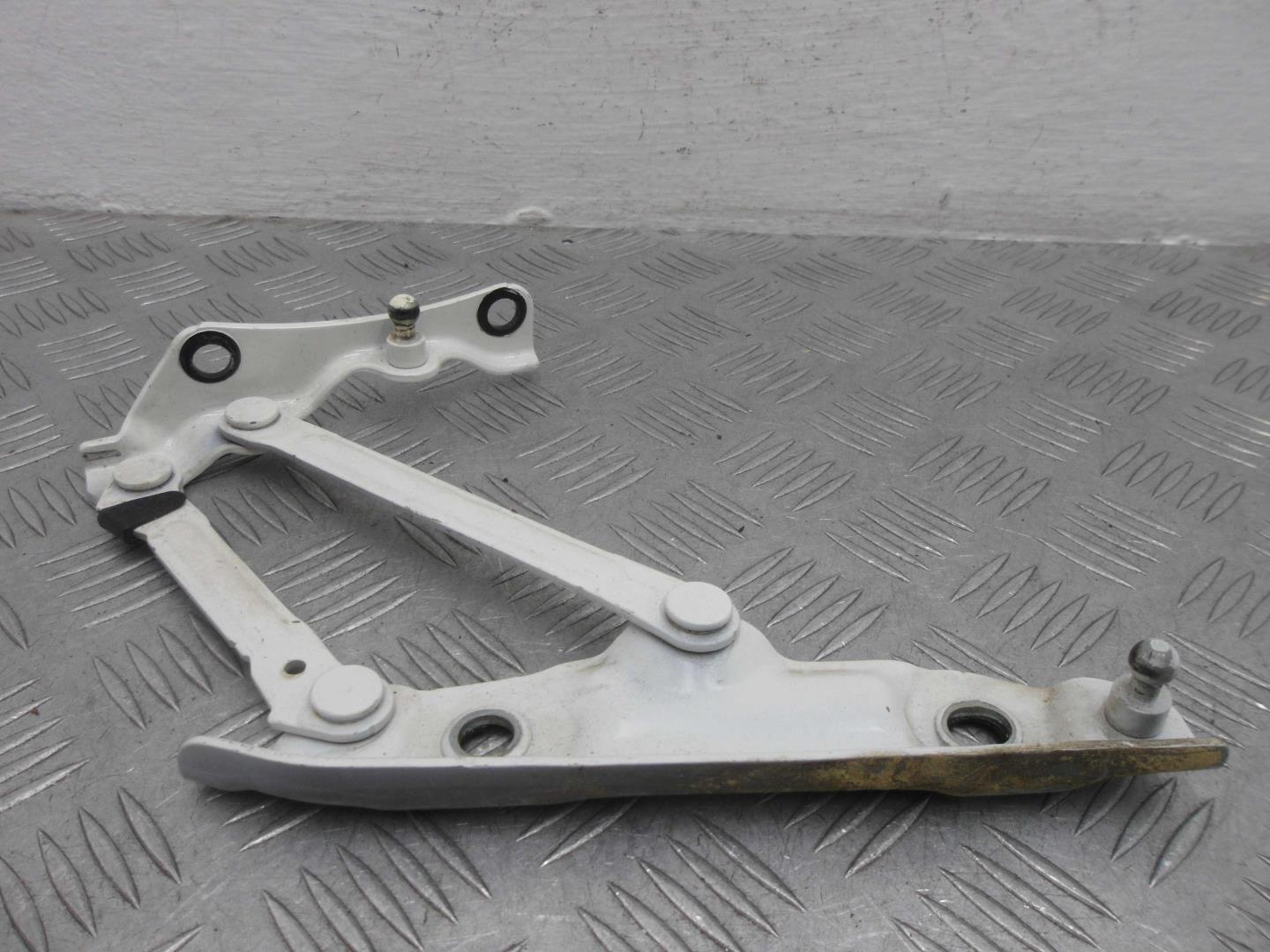 Петля крышки багажника