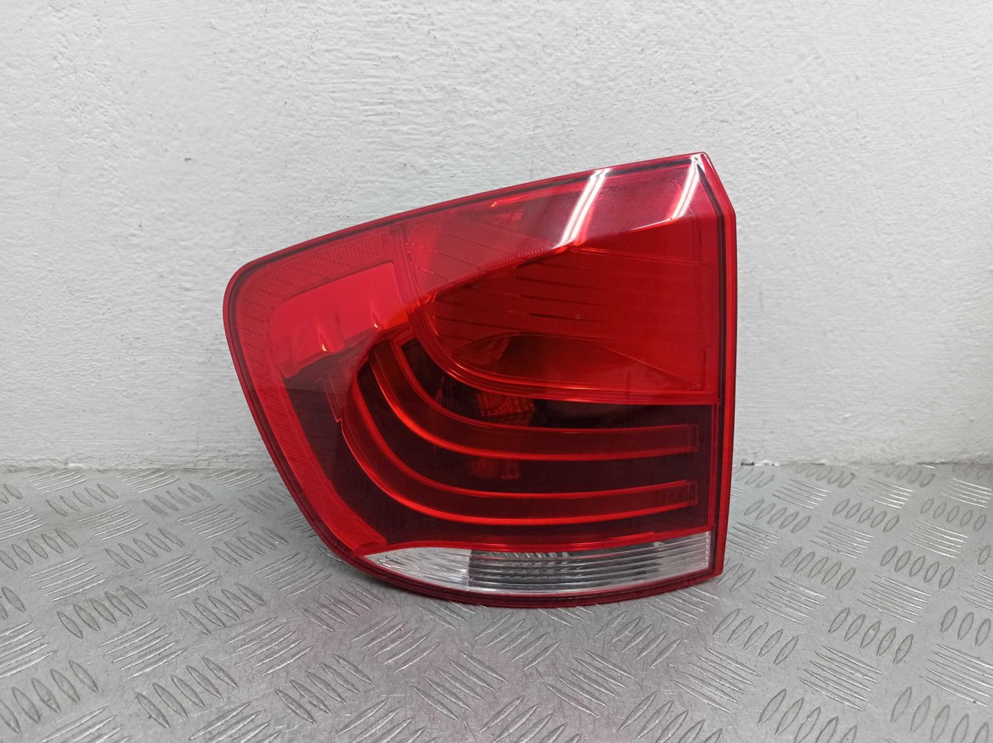 Фонарь задний наружный левый