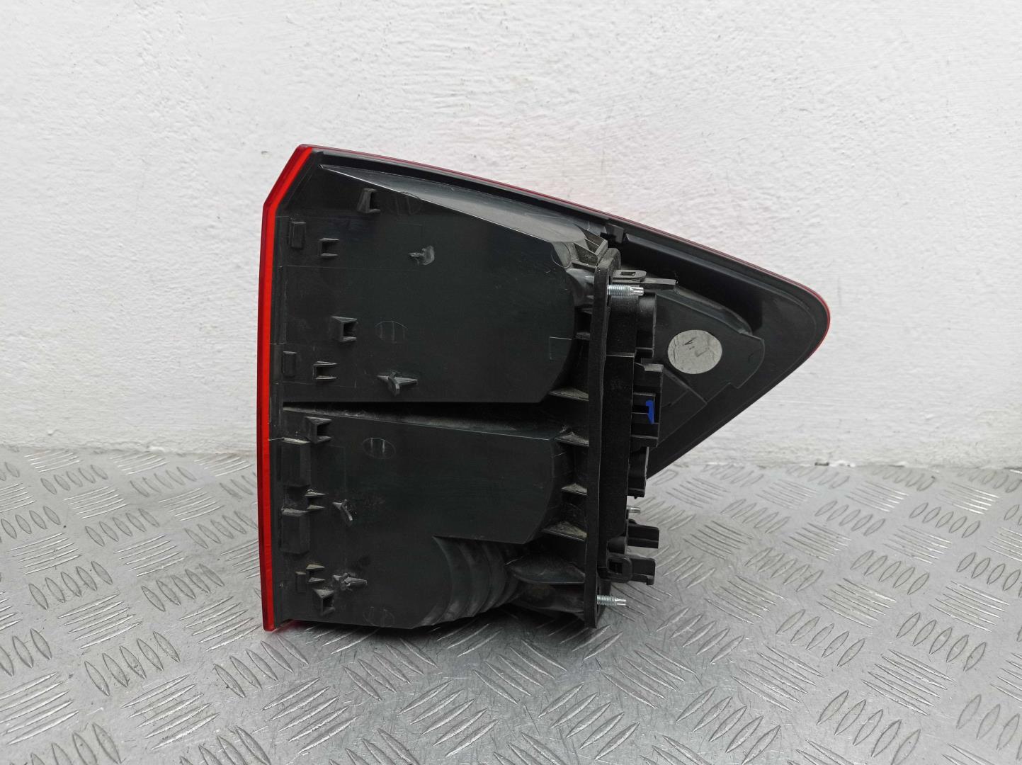 Фонарь задний наружный левый