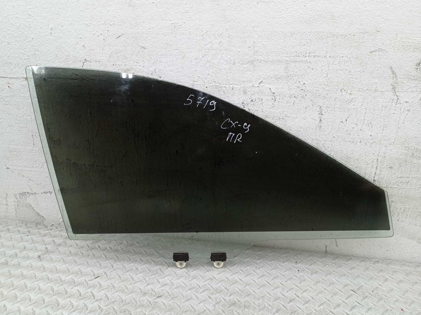 Стекло двери передней правой