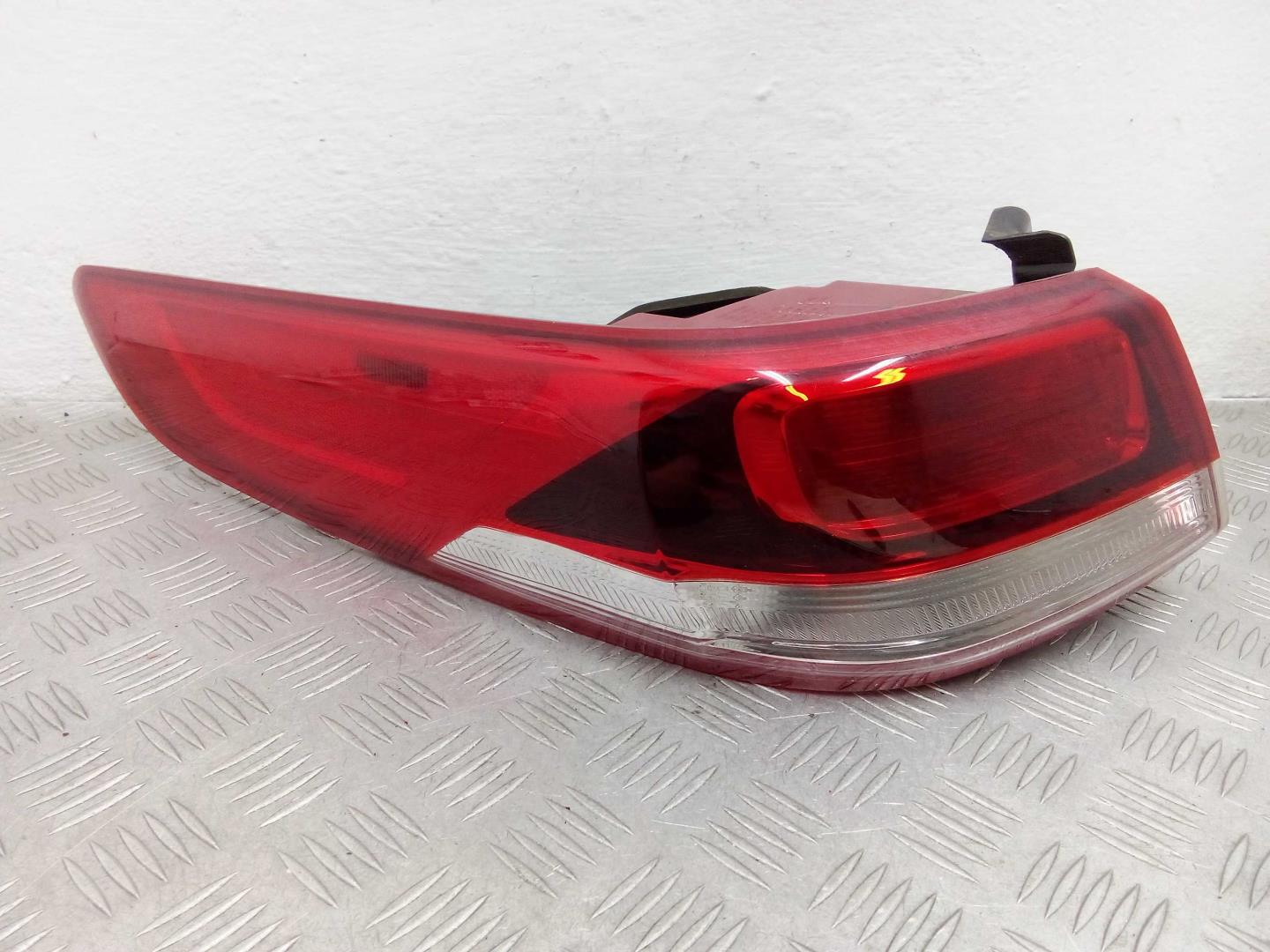 Фонарь задний наружный левый