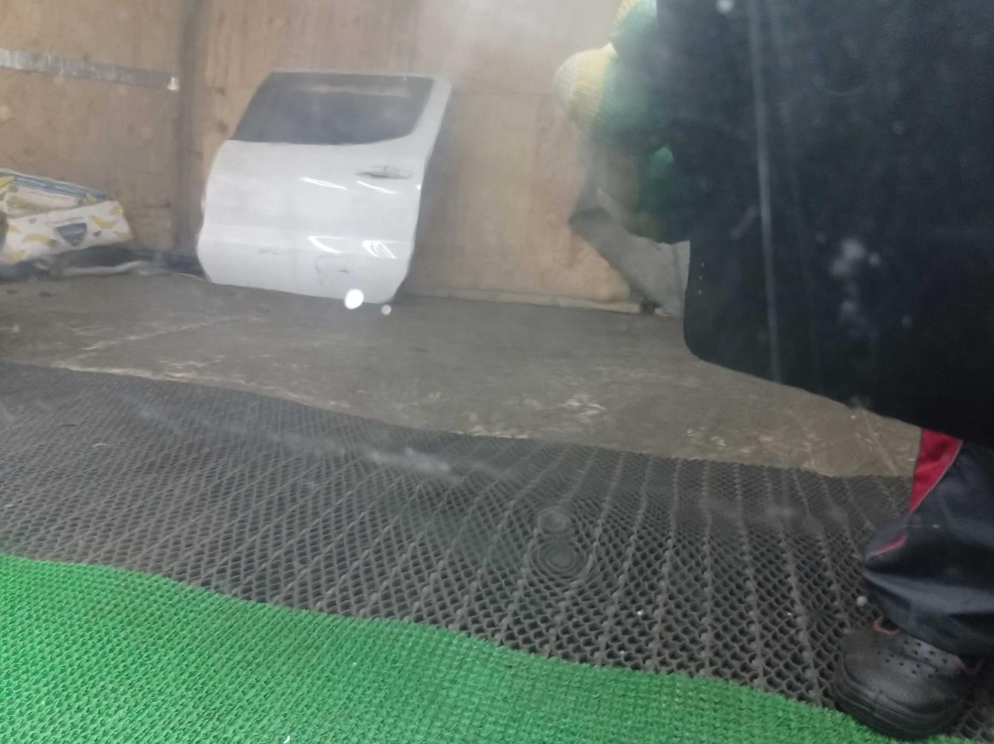 Замок двери передней левой