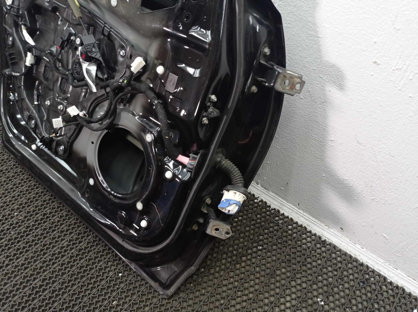 Замок двери передней левой