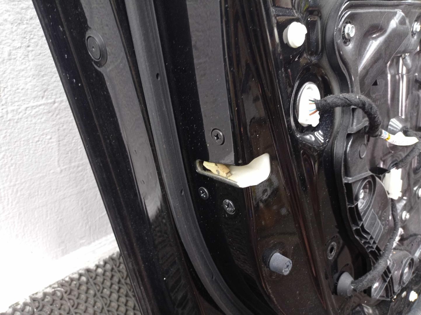 Замок двери передней левой