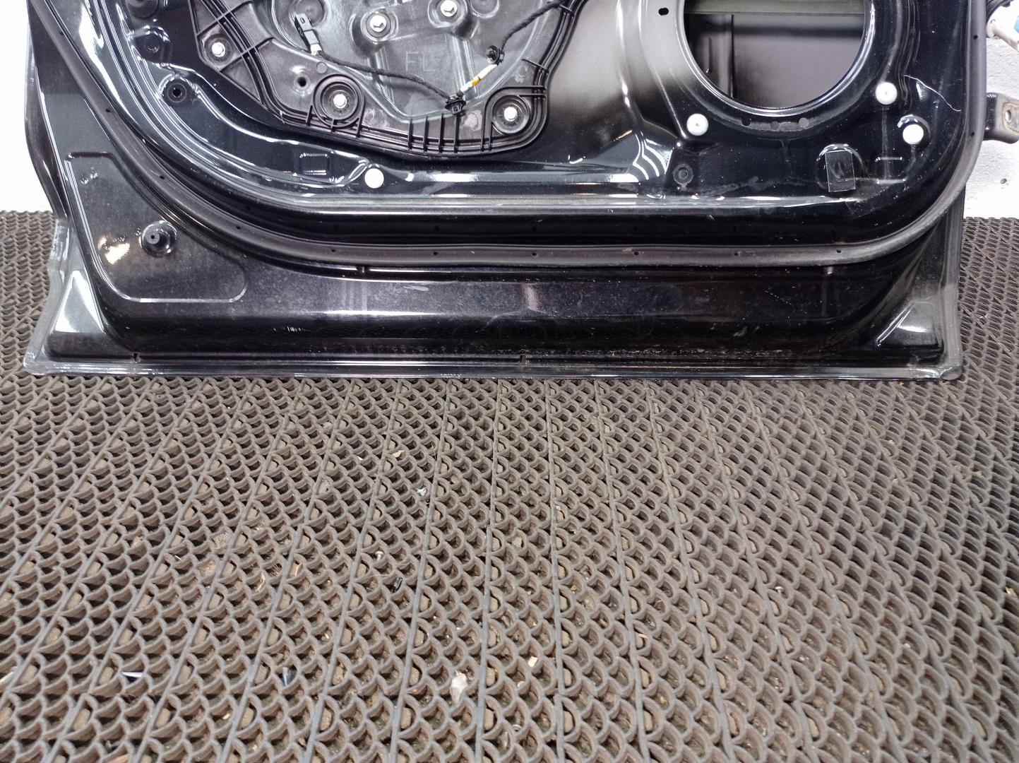 Замок двери передней левой