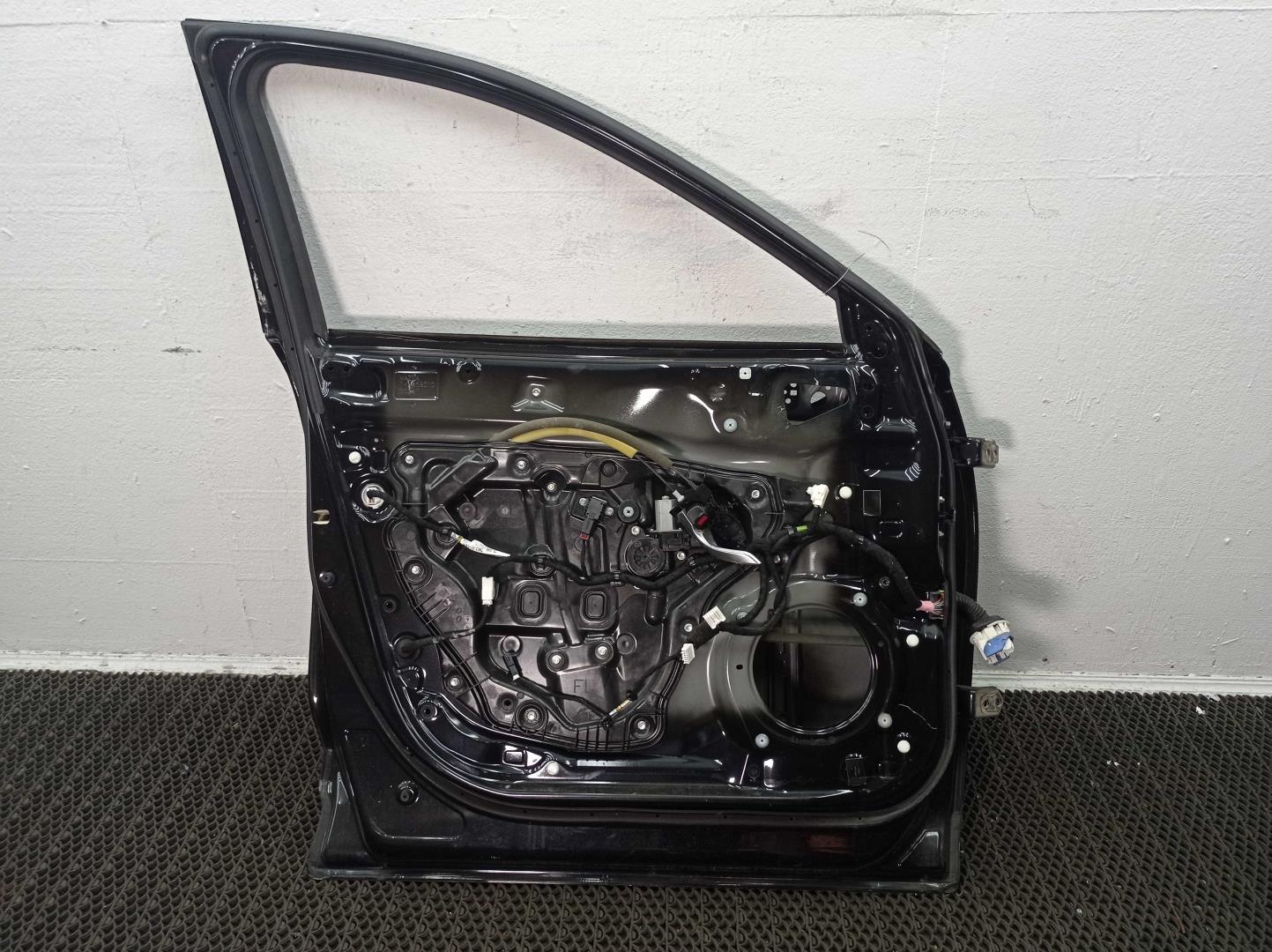 Замок двери передней левой