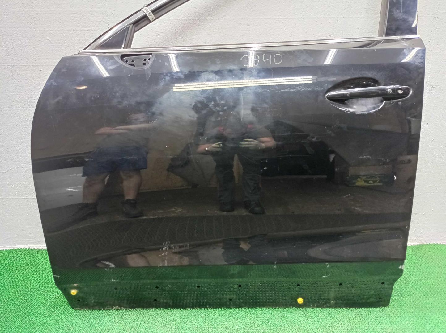 Замок двери передней левой