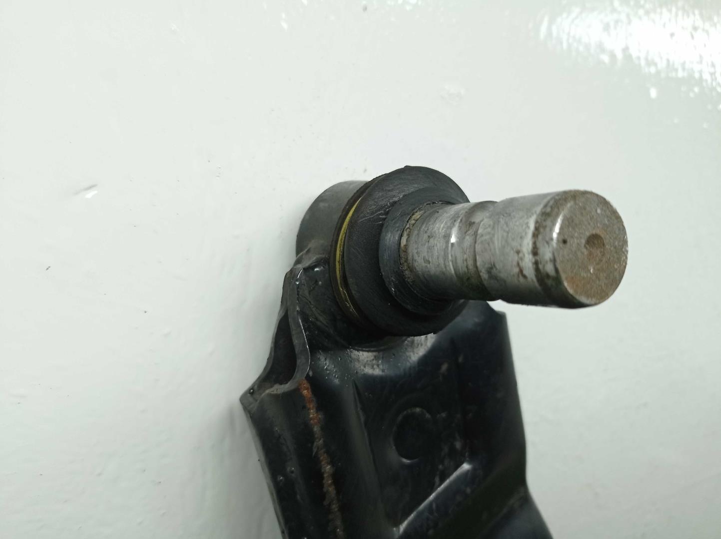 Рычаг передний нижний правый