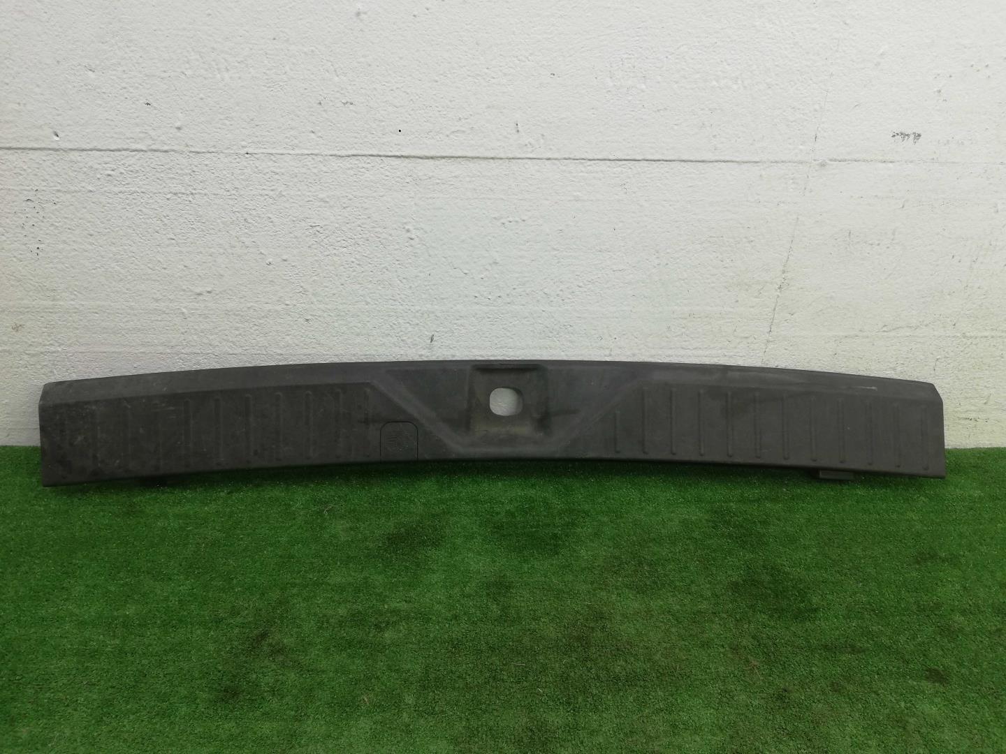 Накладка крышки багажника